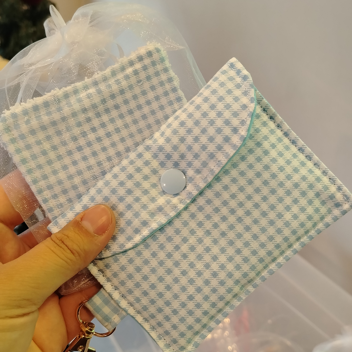 Tarjetero con broche 4