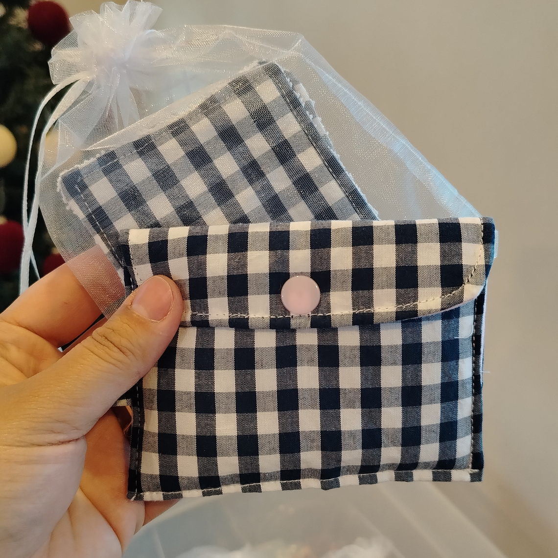 Tarjetero con broche 2