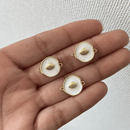 Conector Almeja Esmaltado Blanco | Baño de oro 18k