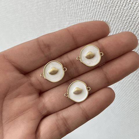 Conector Almeja Esmaltado Blanco | Baño de oro 18k
