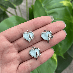  Colgante corazón celeste con mariposa | Aleación