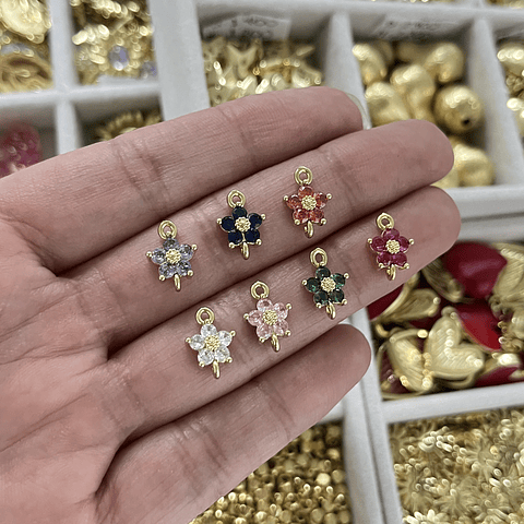 Conector Flor Pequeña Con Circonita Cubica | Baño de oro 18k