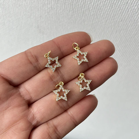 Colgante Estrella Hueca con circones | Baño de oro 18k