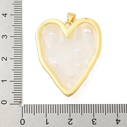 Colgante Corazón con perlas en resina | Baño de oro 18k