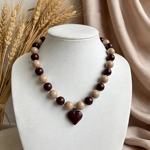 Collar Beige y Café con corazón