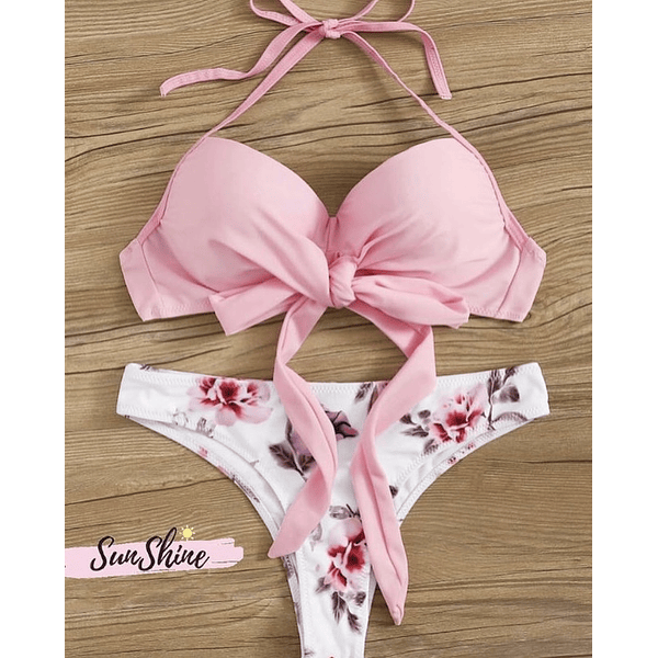 Bikini rosado y flores