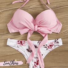 Bikini rosado y flores