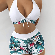 Bikini con short blanco y flores 