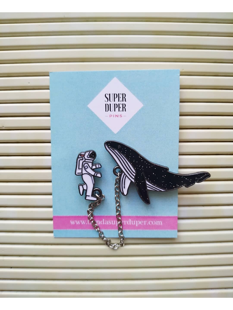 Ballena y astronauta con cadena 1