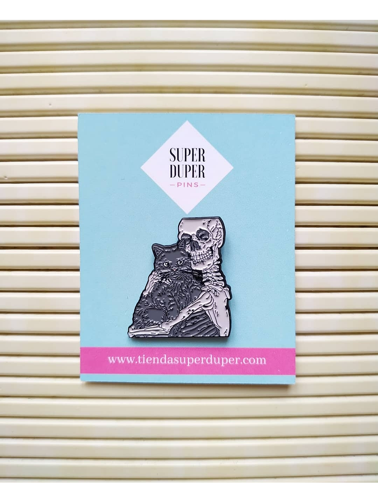 Esqueleto con gato 1