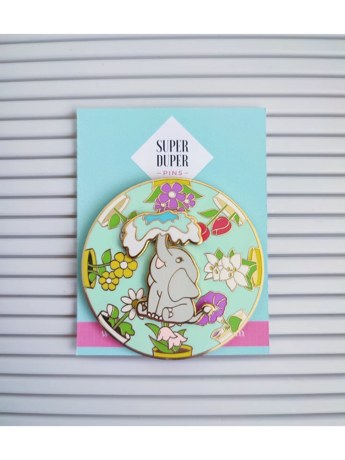 Solo un elefante regando sus plantitas 1