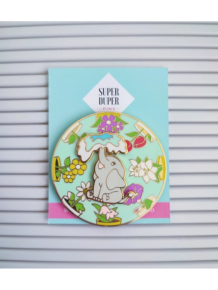 Solo un elefante regando sus plantitas 1