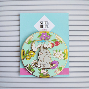 Solo un elefante regando sus plantitas