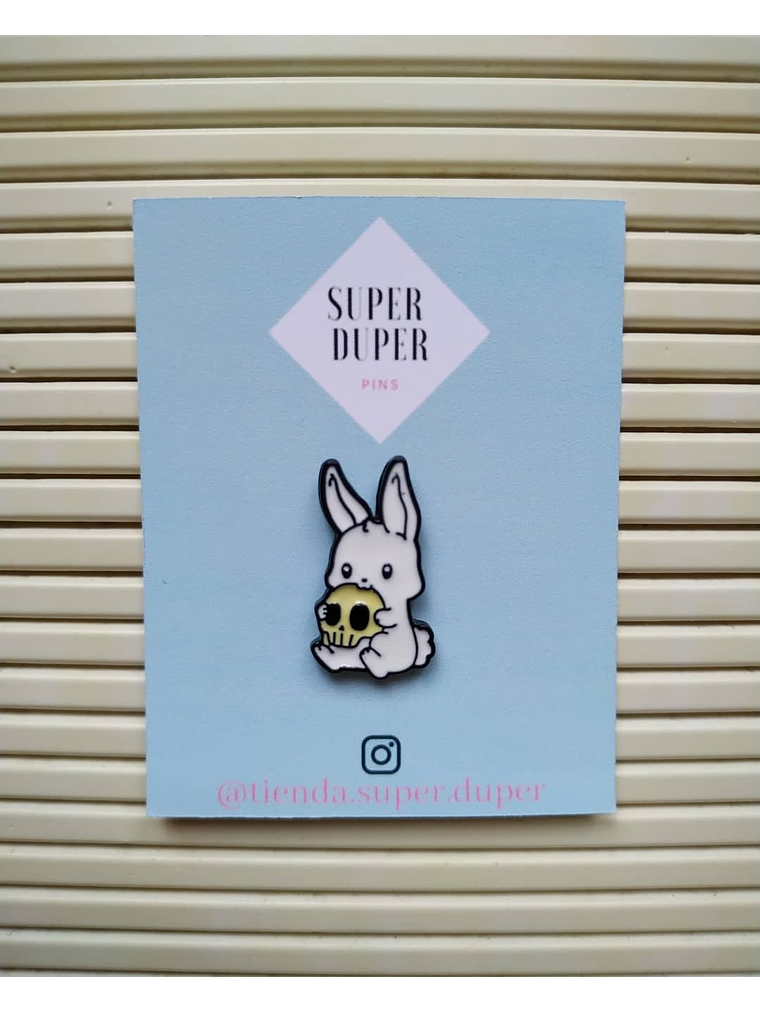 Conejo mordiendo calavera 1