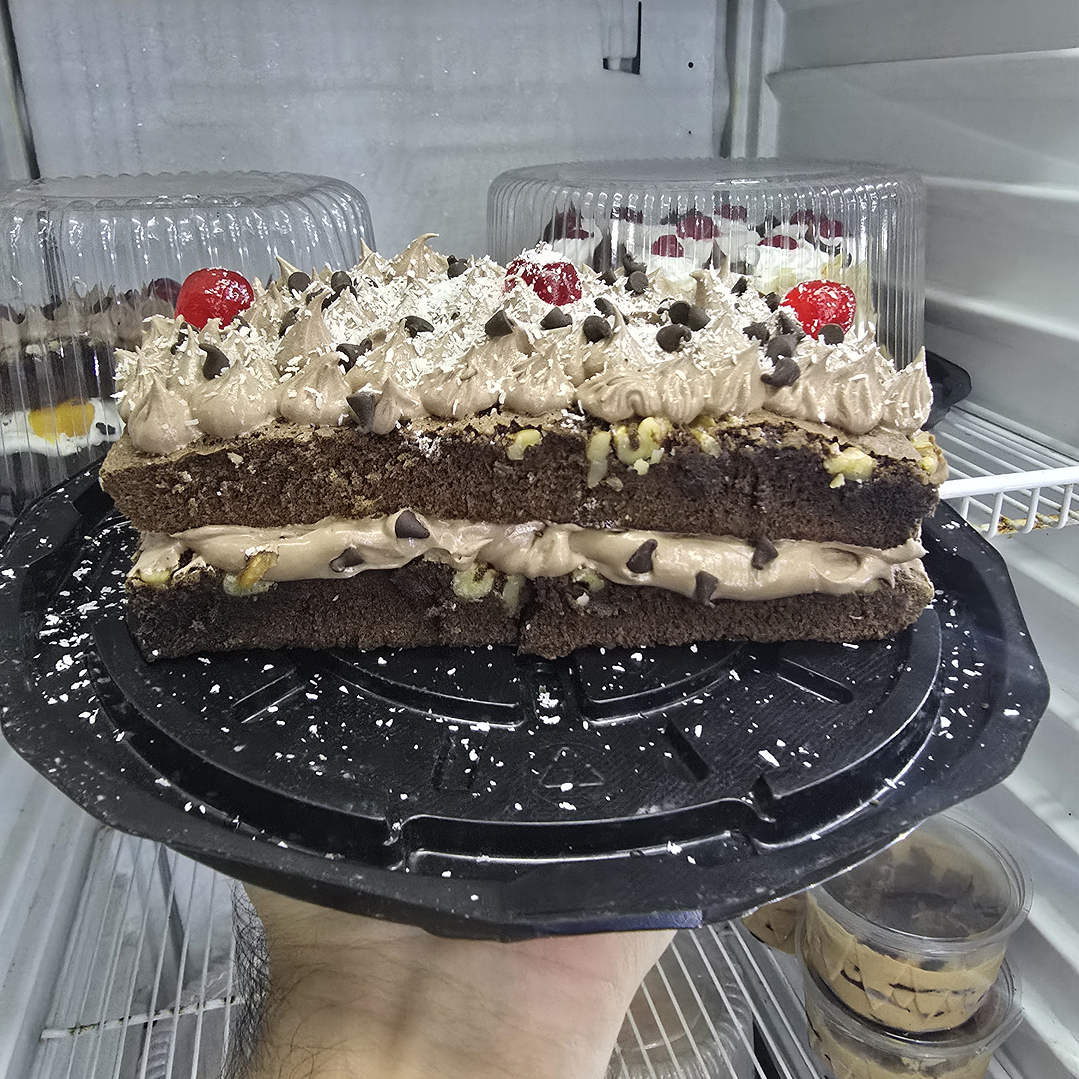 Brownie doble capa, con chantilly,  Drop, Durazno y cereza  1