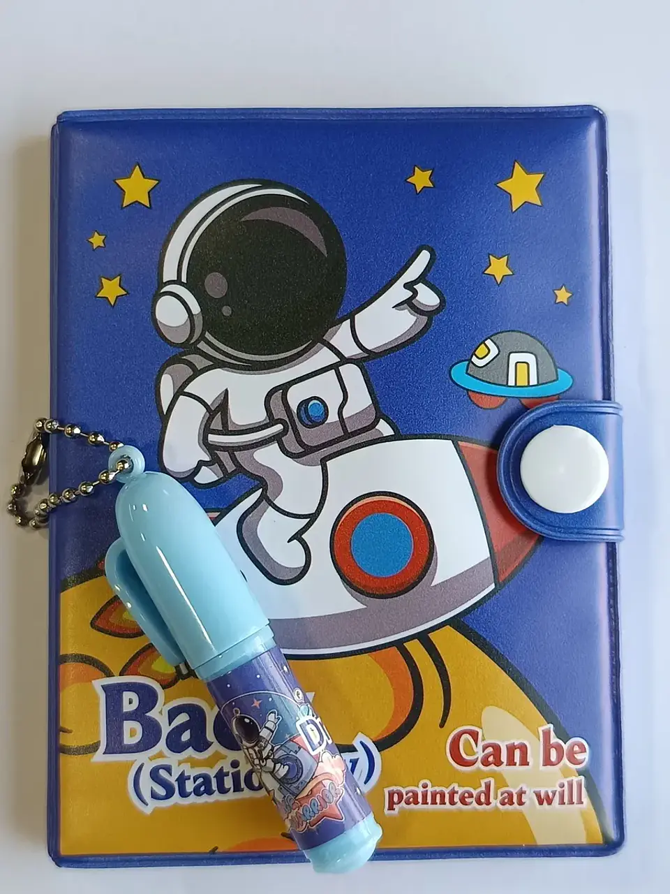Mini Libretas Con Diseño Astronauta Broche Y Lápiz 11 X 8 Cm 3