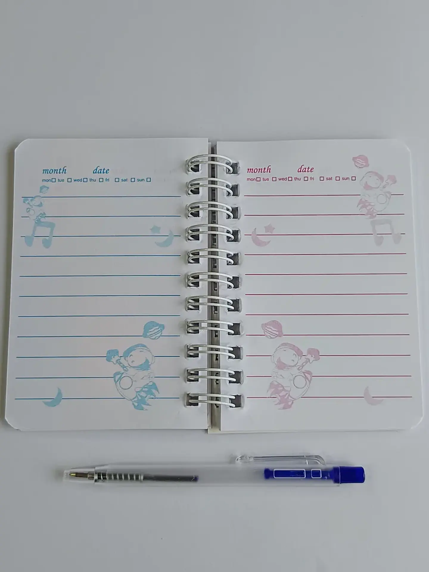 Mini Libreta Con Diseño Astronauta Espiral Y Lápiz 11 X 8 Cm 2