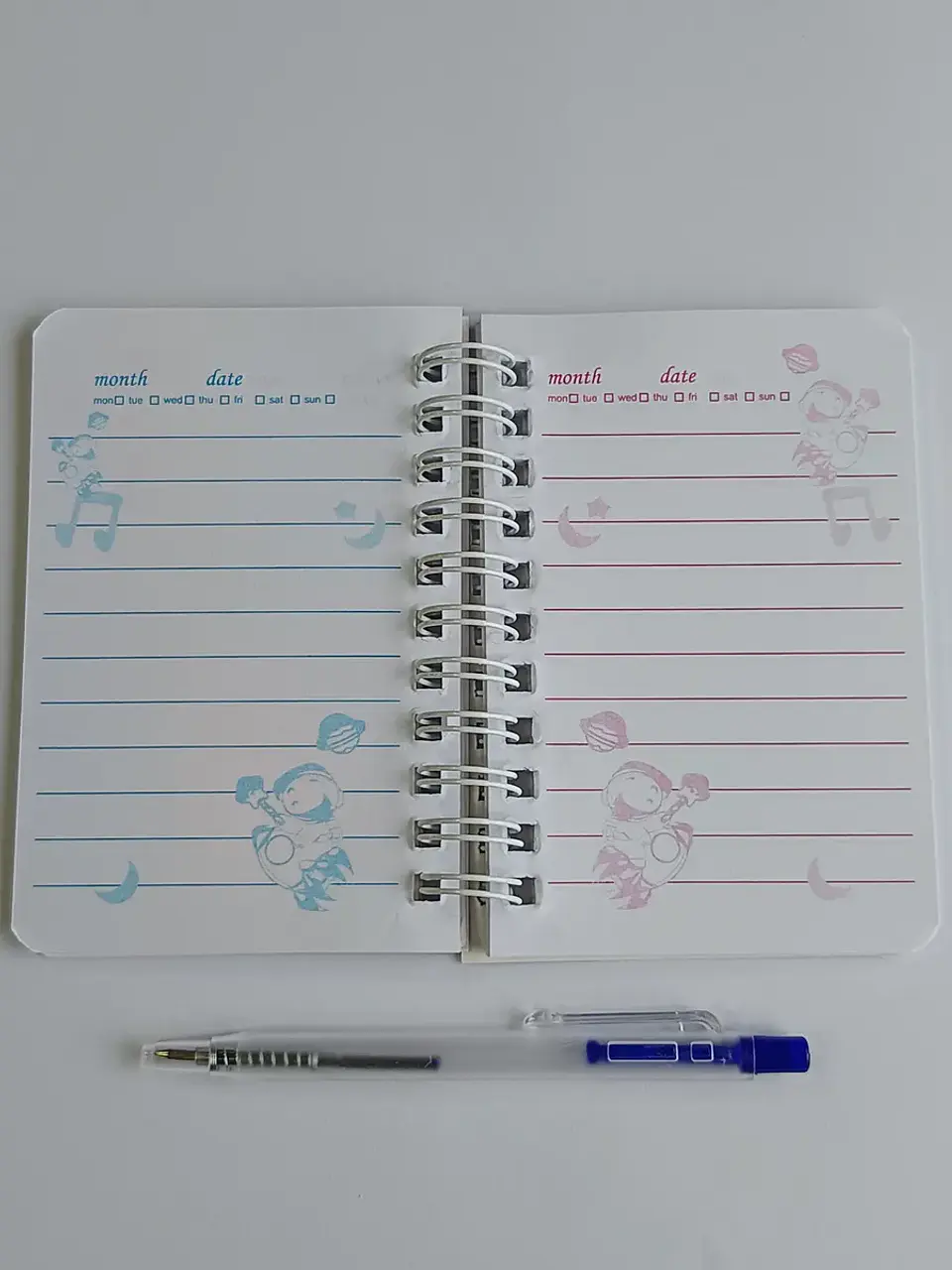 Mini Libreta Con Diseño Astronauta Espiral Y Lápiz 11 X 8 Cm 2