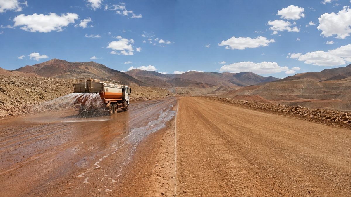 Agua vs. Supresor de Polvo: Por Qué Regar No Basta