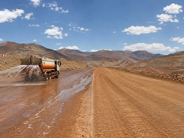 Agua vs. Supresor de Polvo: Por Qué Regar No Basta