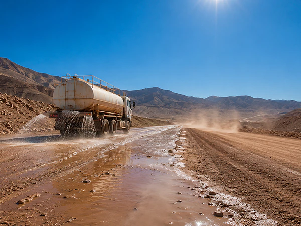 Cuánta agua se pierde en caminos sin supresor de polvo (y cómo reducirla hasta un 90%)