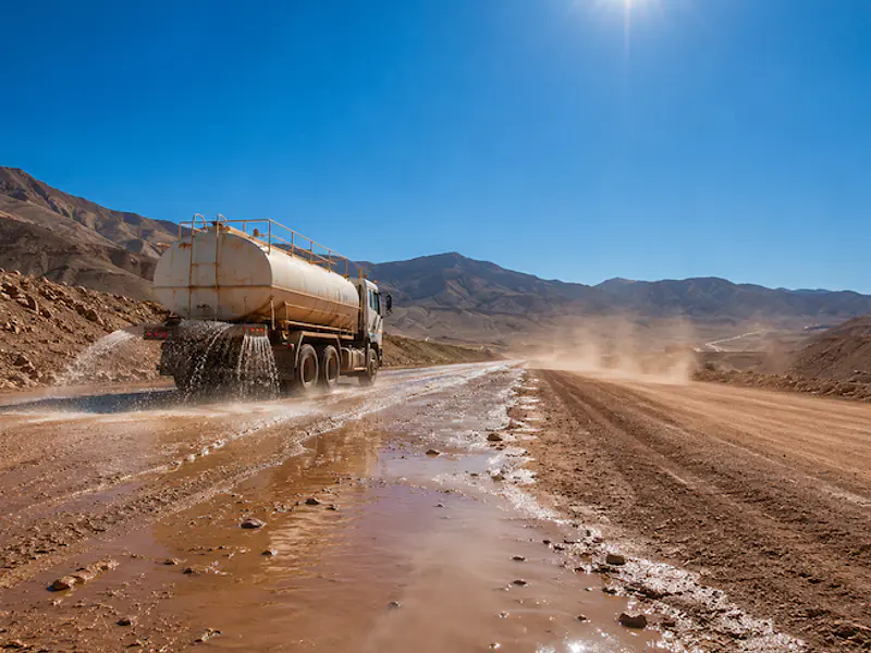 Cuánta agua se pierde en caminos sin supresor de polvo (y cómo reducirla hasta un 90%)