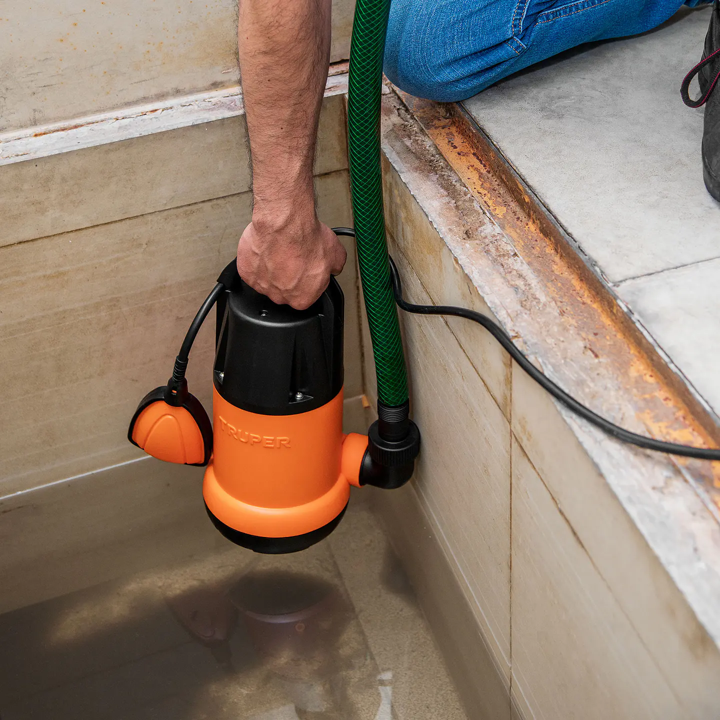 BOMBAS SUMERGIBLES PARA AGUA SUCIA PLASTICA  4