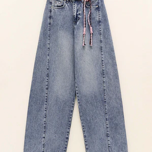 Calça de ganga com cinto