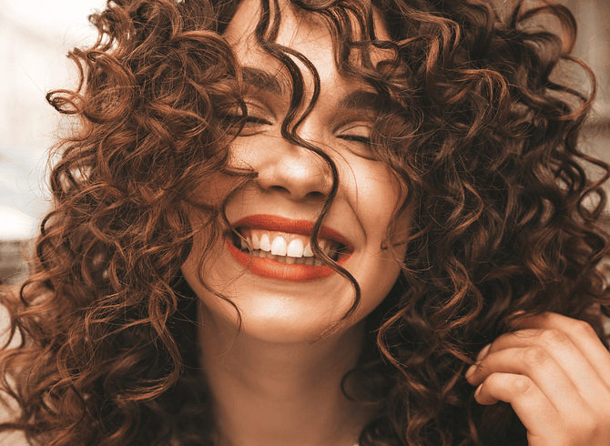 Plopping: la técnica que toda chica curly debiera aplicar en su cabello