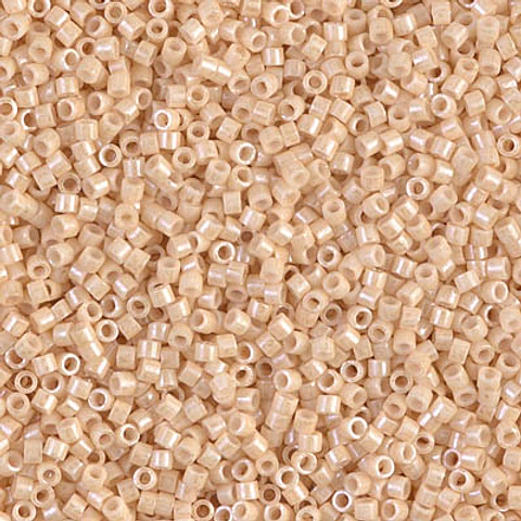 MIYUKI DELICA 11/0 LIGHT  BEIGE CEYLON  DB0204 X 10 GRAMOS 