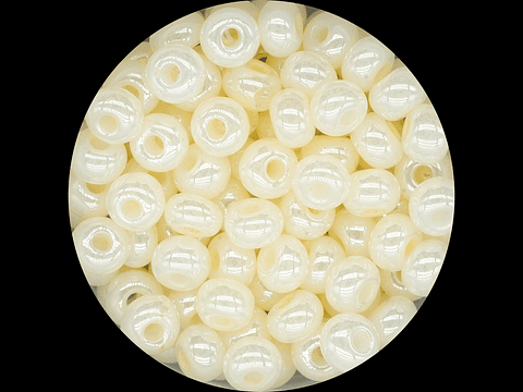 CHAQUIRA CHECA 10/0 (2MM) BEIS CLARO PERLADO X 20 GRAMOS (2020 UND APROX)