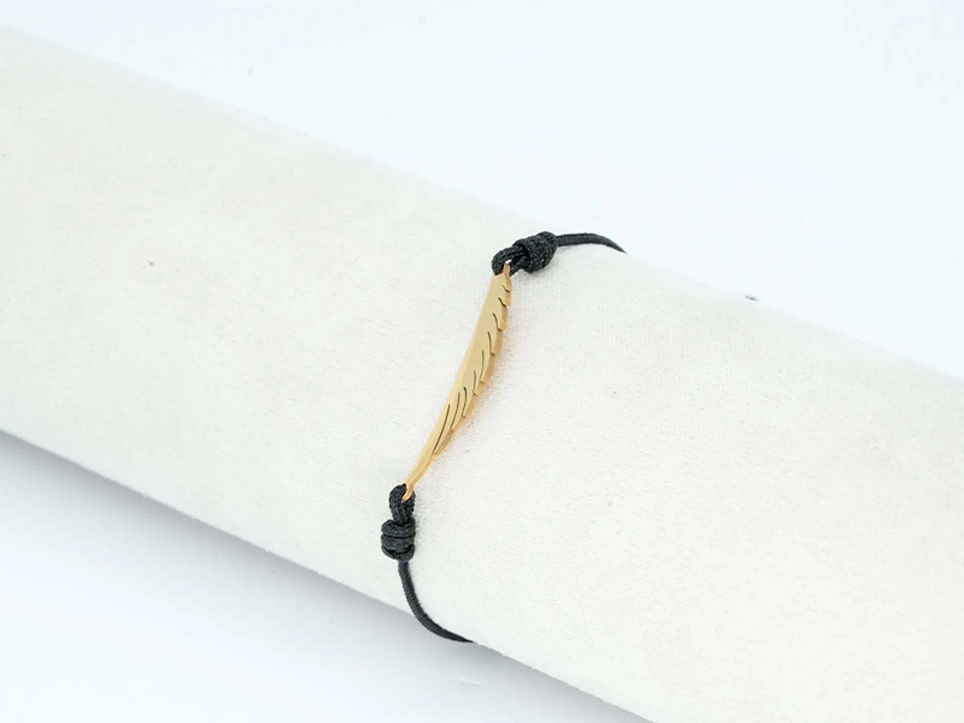 PULSERA DORADA ACERO CENTRO HILO 220 2