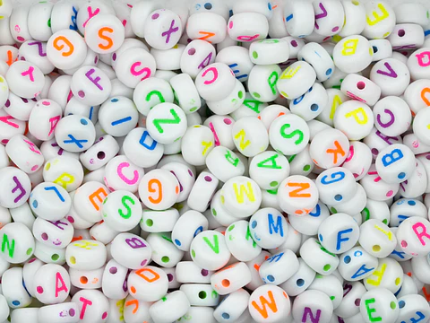 ACRILICO PLANO BLANCO LETRA MIX NEON 8MM POR 50 GRAMOS (400 UNIDADES APROXIMADAMENTE)