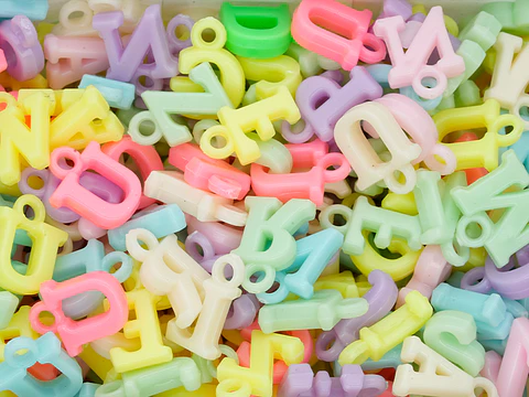 ACRILICO FIGURA LETRA 14MM MATE MIX PASTEL X 50 GRAMOS (195 UND APROX)