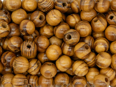MADERA OLIVO 9*10MM POR 50 GRAMOS (300 UNIDADES EN EL PAQUETE APROXIMADAMENTE )