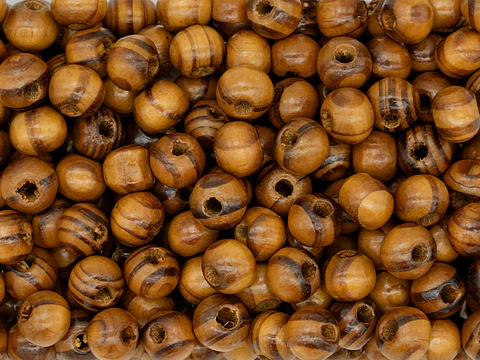 MADERA OLIVO 7*8MM * 50 GRAMOS ( 300 UNIDADES EN EL PAQUETE APROXIMADAMENTE  )