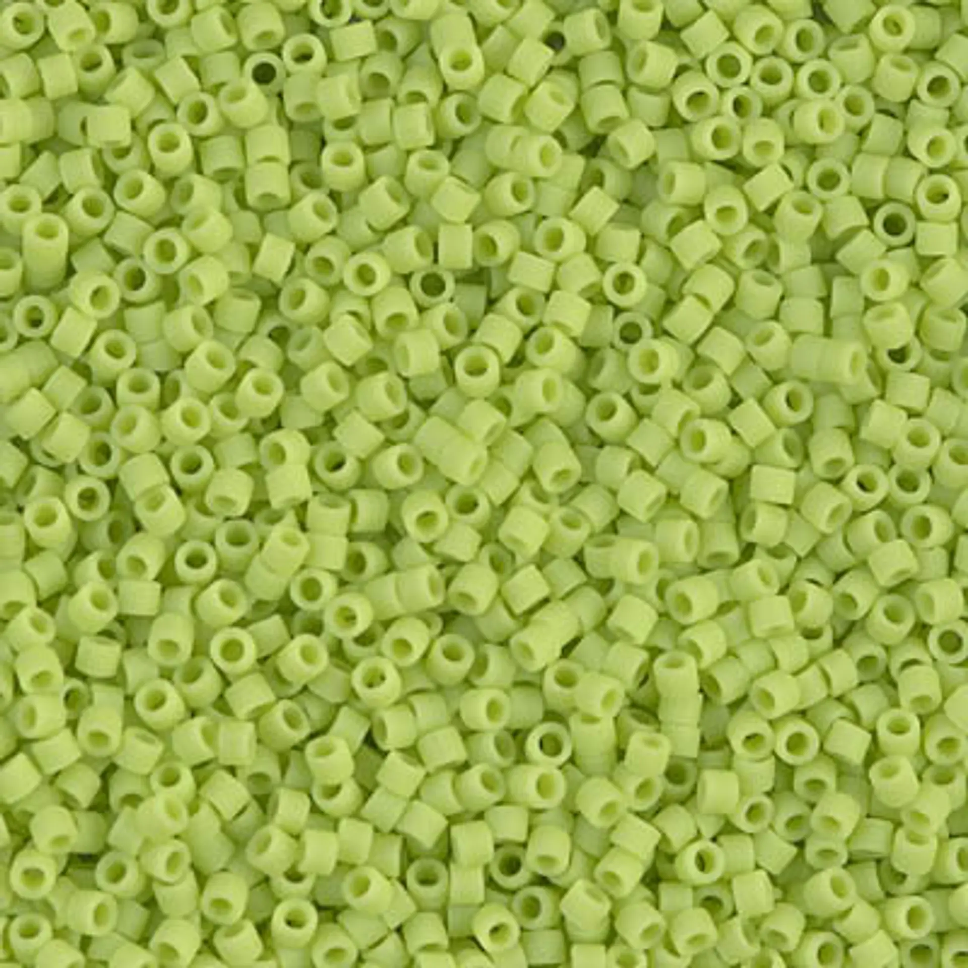 MIYUKI DELICA 11/0 VERDE CHARTREUSE OPACO MATT DB0763 POR 10 GRAMOS  1