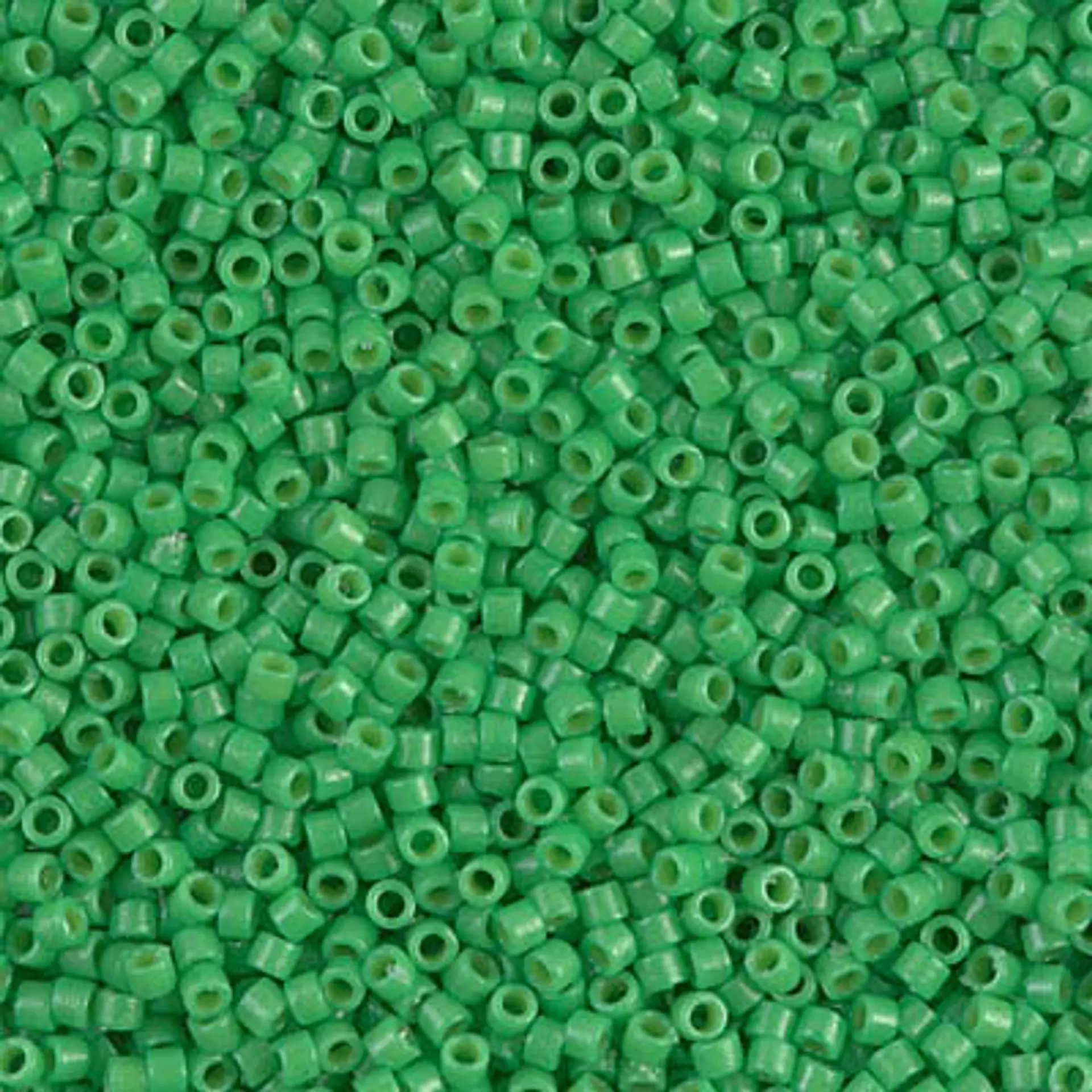 MIYUKI DELICA 11/0 OPACO FIJI VERDE DB2126 X 10 GRAMOS  1