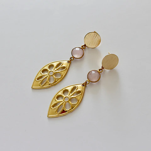 Aros bañados en oro con Cuarzo rosado.