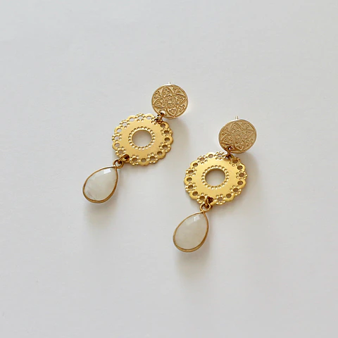 Aros bañados en oro con Cuarzo Blanco.