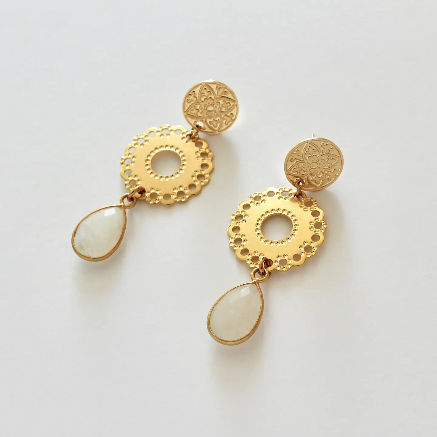 Aros bañados en oro con Cuarzo Blanco. 2