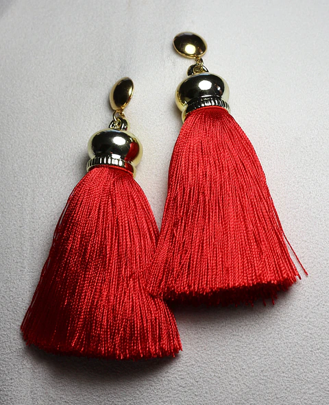 Aros Acero Quirúrgico con Borlas Rojas.