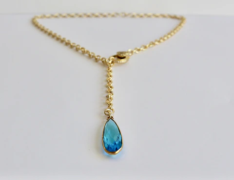 Collar bañado en oro con Calcedonia Celeste.