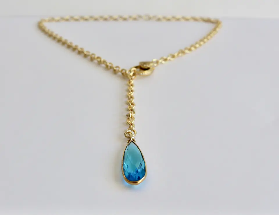 Collar bañado en oro con Calcedonia Celeste. 1