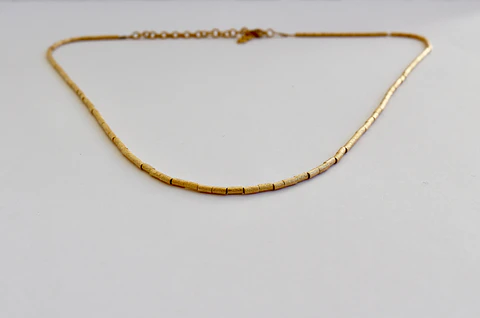 Collar bañado en oro con Mostacillas.