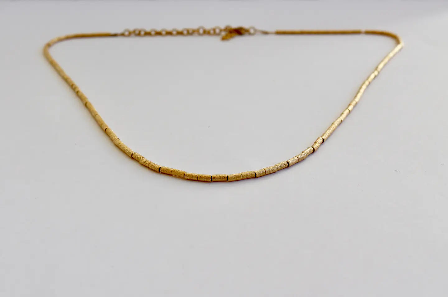 Collar bañado en oro con Mostacillas. 1