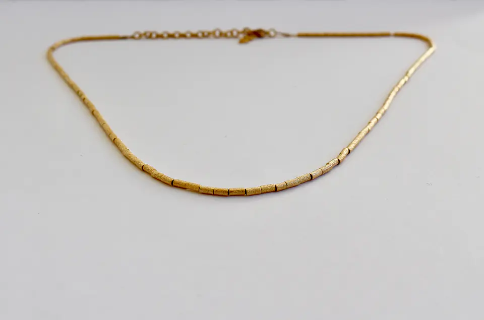 Collar bañado en oro con Mostacillas. 1