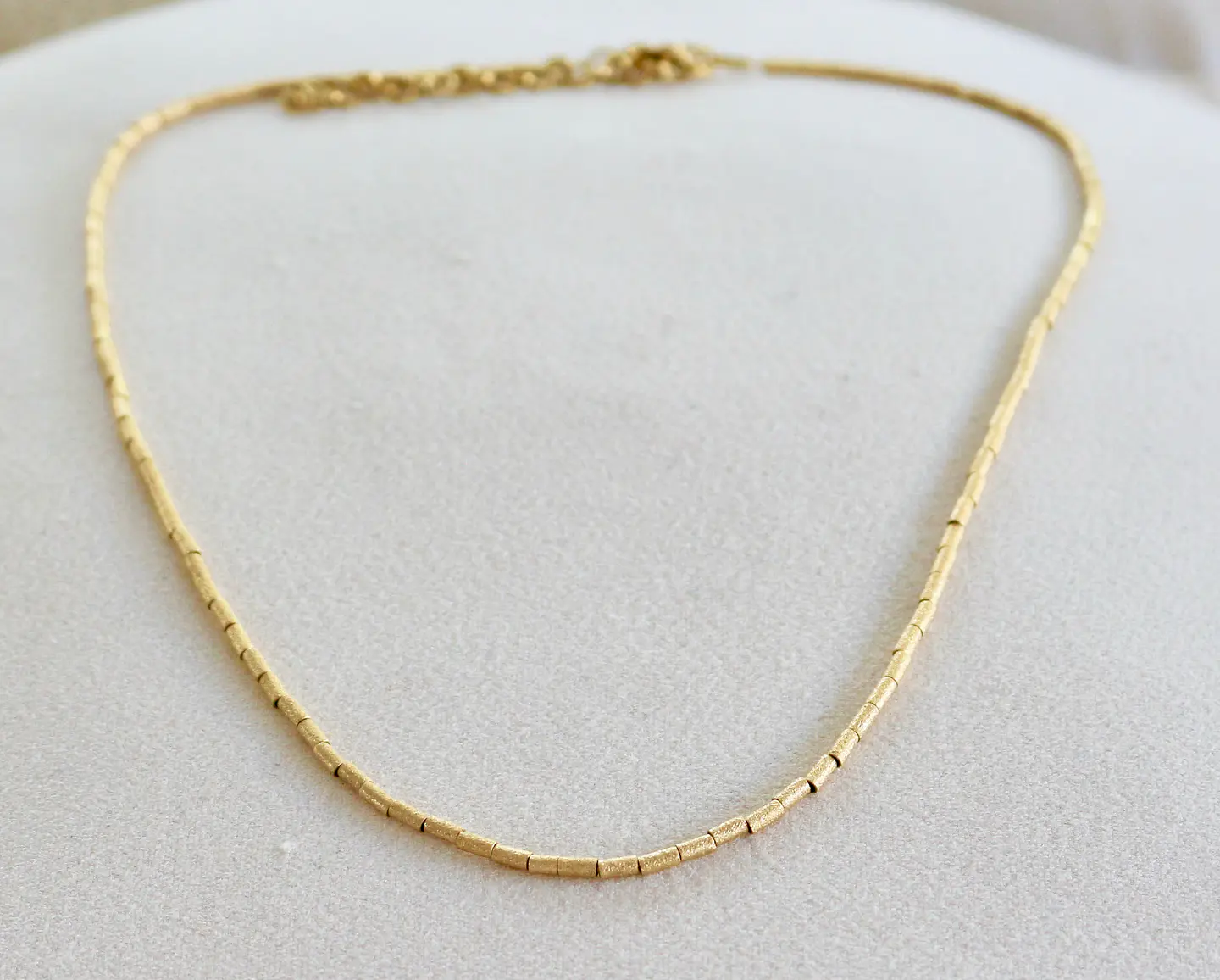 Collar bañado en oro con Mostacillas. 2
