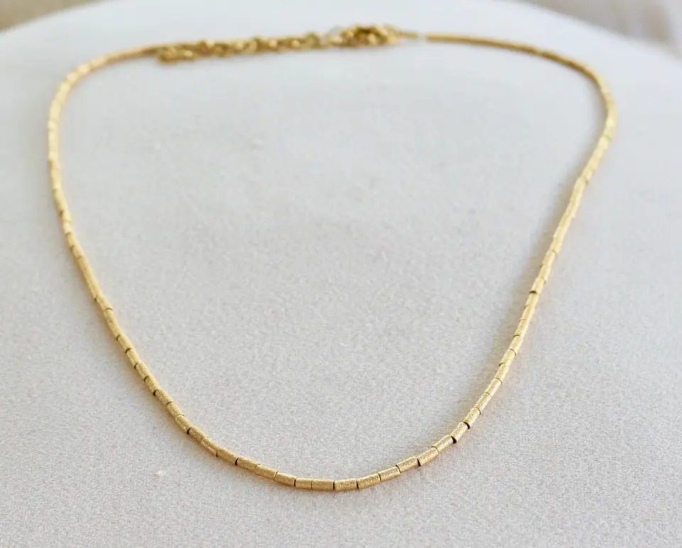 Collar bañado en oro con Mostacillas. 2