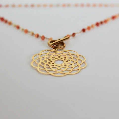 Collar bañado en oro con Agatas terracota y Mandala calada.